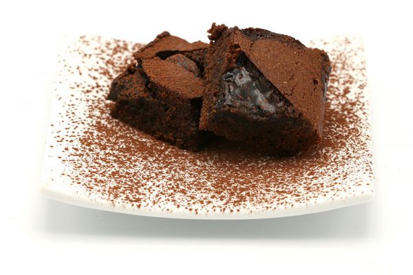 Boterzachte brownie van pure chocolade en chewy caramel on top