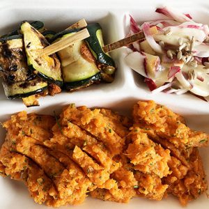 6 juni: Mediterraanse courgetterolletjes met zoete aardappelpuree en roodlof salade